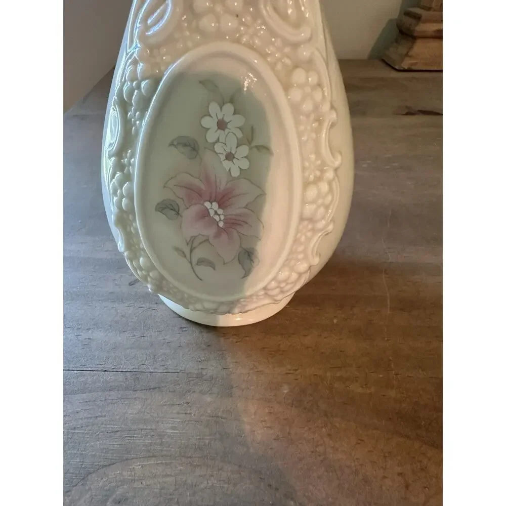 The Cameo Ribbon Vase By Royal Heritage Collection 6”T